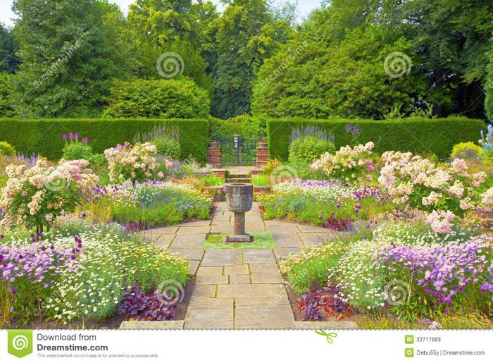 formal-english-garden-landscaped-flagged-summer-flowers-stone-vase-32717693 - prin gradinile altora