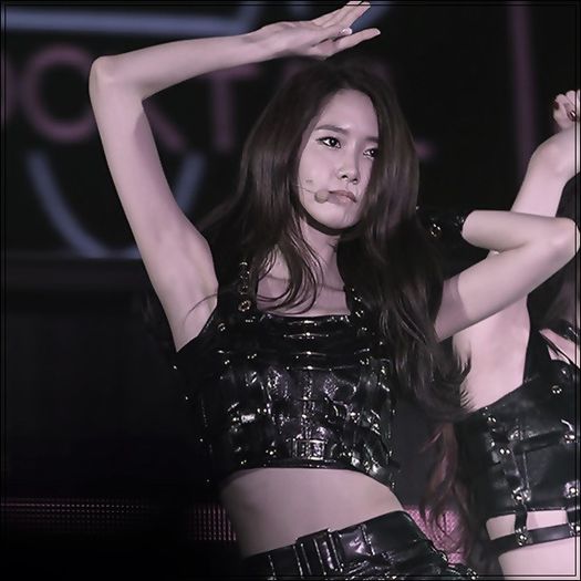 ^^.. :-L ..Nu, ma descurc. [iese din apa; pleaca la bucatarie; se intoarce cu o punga de gheata; des; Sehun, iubiree. :3 ..[se apropie de el; ii baga gheata in tricou] ..Acum te.ai racorit?^^
