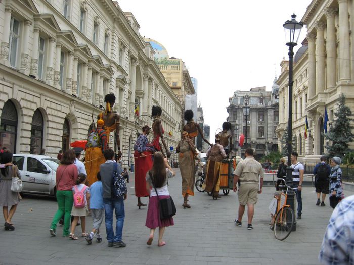 papusi uriase pe picioroange din Franta