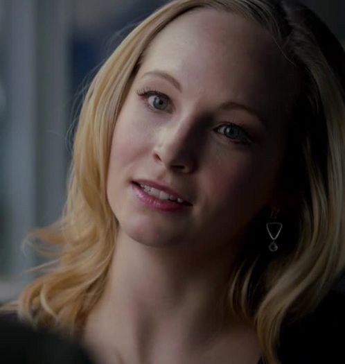 ᵔᴥᵔ -- *Deodată îi dispare zâmbetul* Insinuezi cumva că-s grasă? + Bine fac şi eu :x . #klaus