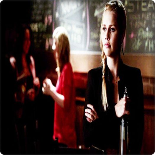 ☼ - *se duce lângă el* pot să ştiu şi eu de ce mă urmăreşti?