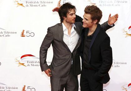 *se uita la Klaus si Caro si rade* ; Aah, ma rog nu conteaza asa mult motivul *click; E bine ca ai o dispozitie buna :))) si vezi ca Caro ia totu in serios ;o =))) #brother . Jucam ceva?#all in afara de Klaus si Caro ca ei se cearta#

