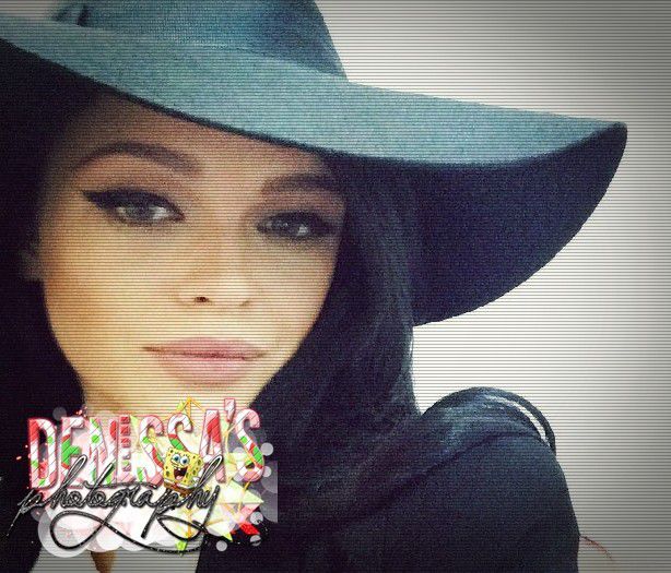 ┊deɴιι┊=)) făă apropo de autobuz mi-am adus aminte de unu , am pierdut ocazia vieţii mele (cl); veneam cu maicămea de la gară şi în faţa mea în autobuz era un tip care se tot holba la mine şi tot încerca să îmi dea numărul lui de telefon şi eu ca proasta nu înţelegeam . şi era aşa drăguţ . =(((
