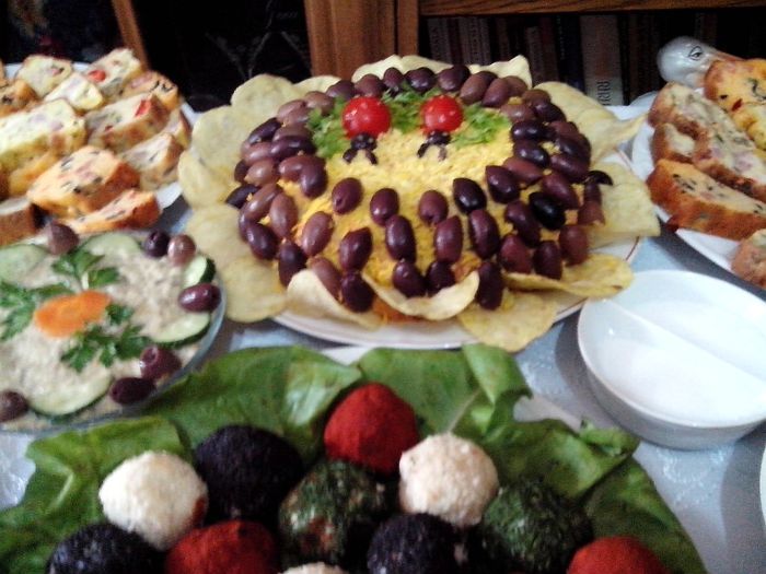 IMG_20140510_114511 - Platouri cu aperitive si prajituri facute acasa pentru nunta baiatului