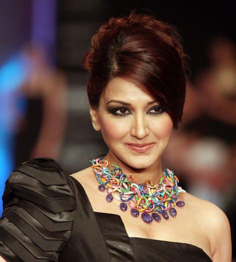 284650_514713988542869_43529330_n - Sonali Bendre