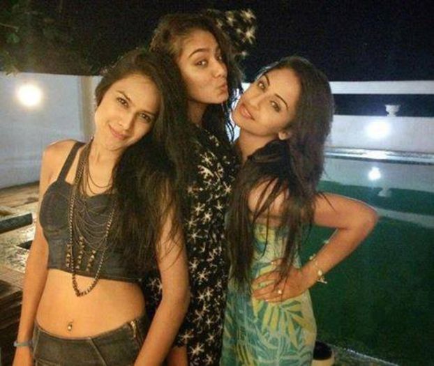 10154495_612095892194249_1321106907_n - Nia Sharma