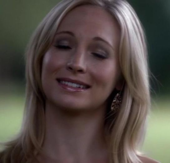 ᵔᴥᵔ -- Ce că__cat de atmosferă , singură . Forevăr aloneriţă :)) *se joacă prin perdea*