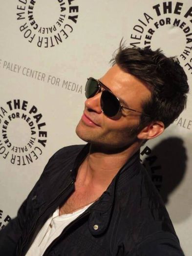 Pe mine ma iubeste mai mult! Ahh :)))) *il pipaie* =))))))))