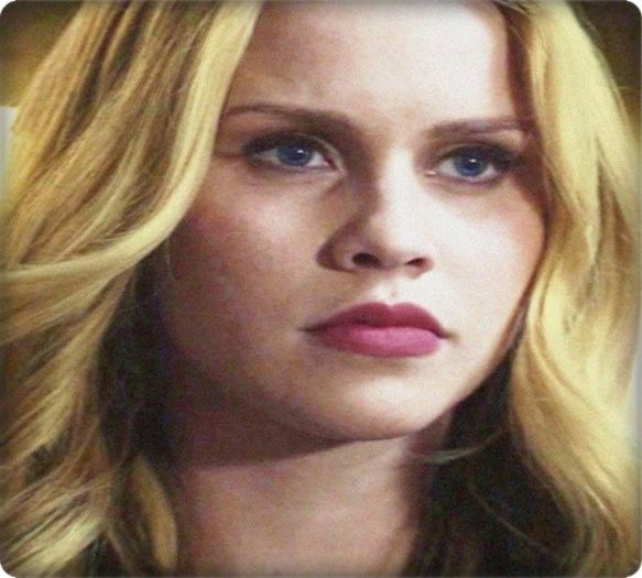 ☼ - voi doi,mă dezgustaţi..fane,mai ales tu. pe mine nu m-ai lasat să -click; îţi dansez nbunia lu juvel,da pe ăsta îl laşi să te pipăie! . iar tu ? credeam că eşti fratele care ţine la mine,în schimb mi-l furi pe stefan!
