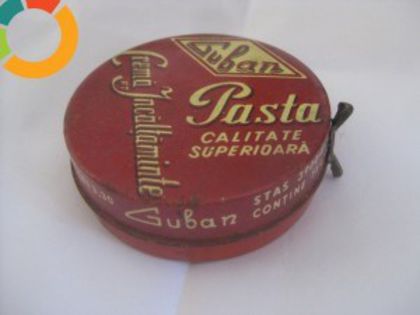 crema de ghete Guban; aici este un articol despre fabuloasa istorie a fabricii de incaltaminte GUBAN din Timisoara:
http://www.mediafax.ro/social/reportaj-guban-cladita-de-un-om-ce-abia-stia-sa-scrie-pantofi-pentru-sophia-
