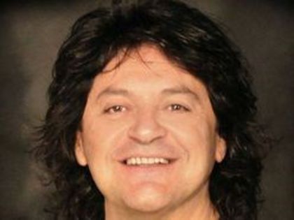 Paul Ciuci -COMPACT CLUJ(1981); si-a inceput cariera in 1970,cu grupul Telegraf,din Turda,impreuna cu prietenul sau,Aurel Vasilescu(Lelut) baterist.In 1981 sint cooptati in formatia Compact Cluj.El a dat identitate formatiei.cinta i
