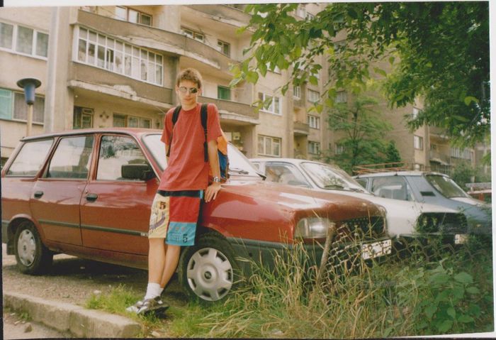 R in fata blocului - Petrosani-langa masina - primul nostru copil Razvan