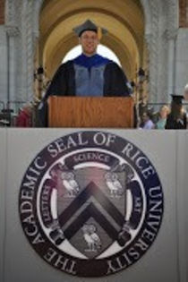 Cosmin la tribuna primind diploma