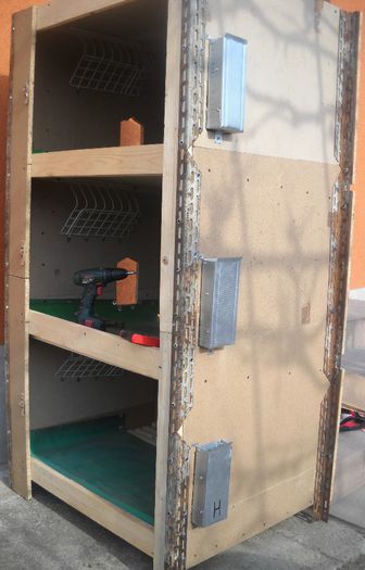 VEDERE DIN LATERAL; HRANITOARE PT CEREALE POZITIONATE PE EXTERIORUL CUSTII,NU MAI TREBUIE SA DESCHIZI USA CA SA HRANESTI IEPURELE
