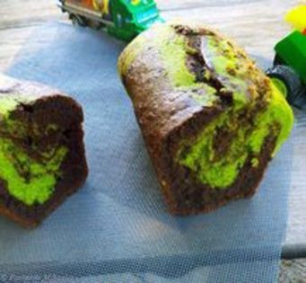 chec marmorat cu cacao si suc de spanac