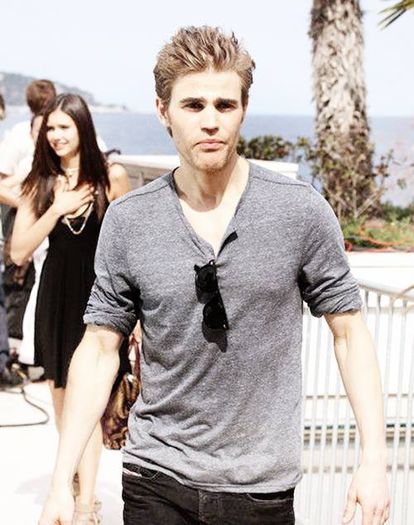 *coboarand pe scari ciufulit isi trece o mana prin par si si-l aranjeaza* Neata