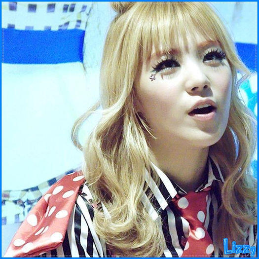 ↘. (intra cu MinWoo) E lenesa.. toata noaptea umbla si ziua doarme. 8-| ..