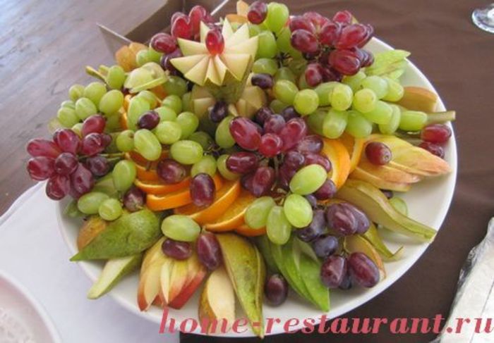 fruktovaya_narezka_fruktovoe_assorti_foto_13 - Idei de aranjare a platourilor pentru  mese festive si ocazii speciale