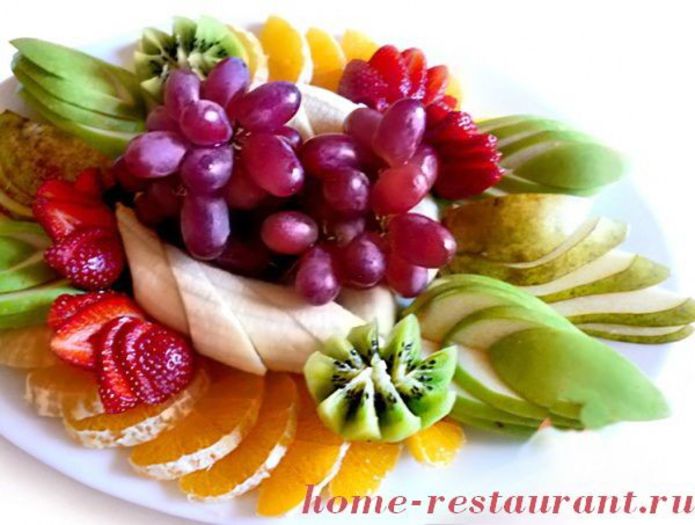 fruktovaya_narezka_fruktovoe_assorti_foto_15 - Idei de aranjare a platourilor pentru  mese festive si ocazii speciale
