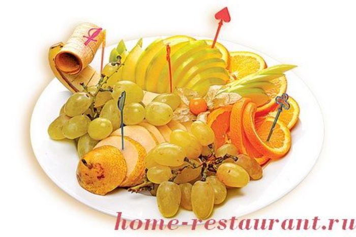 fruktovaya_narezka_fruktovoe_assorti_foto_16 - Idei de aranjare a platourilor pentru  mese festive si ocazii speciale