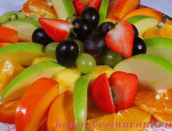 fruktovaya_narezka_fruktovoe_assorti_foto_18 - Idei de aranjare a platourilor pentru  mese festive si ocazii speciale