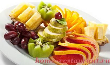fruktovaya_narezka_fruktovoe_assorti_foto_25 - Idei de aranjare a platourilor pentru  mese festive si ocazii speciale