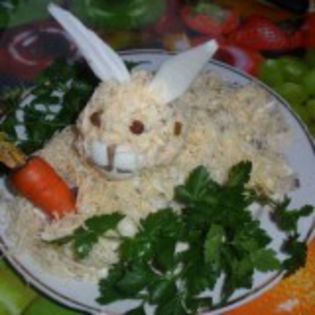 salata iepurasul - Idei de aranjare a platourilor pentru  mese festive si ocazii speciale