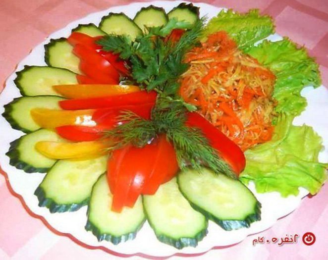 تزیین-سالاد-با-خیار-و-گوجه-و-سبزیجات