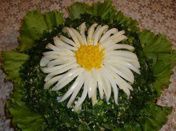 Ukrashenie_salata_cvetkom_iz_jaic