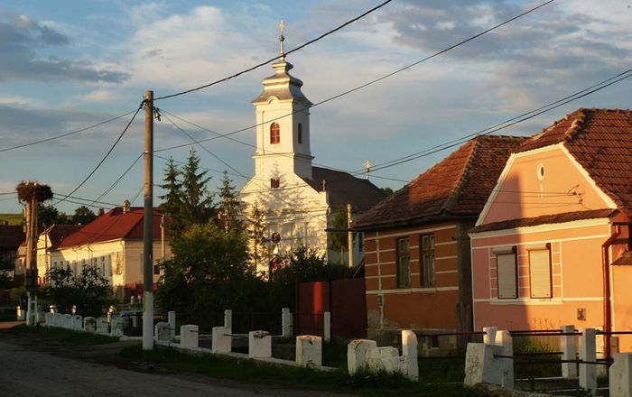 AMURG DE VARA IN CENTRUL SATULUI ,BISERICA SI CAMINUL CULTURAL.