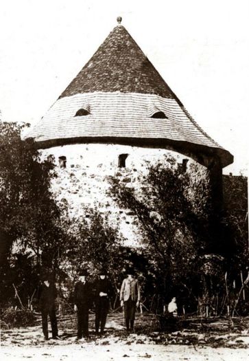 Turnul macelarilor 1920; este unul din cele 7 turnuri care consolidau centura zidului cetatii,pentru a apara poarta de sud;este construit din piatra,are grosimea de 1m;a fost ridicat in 1547 de catre Gaspar Dragyi,dupa ce zid
