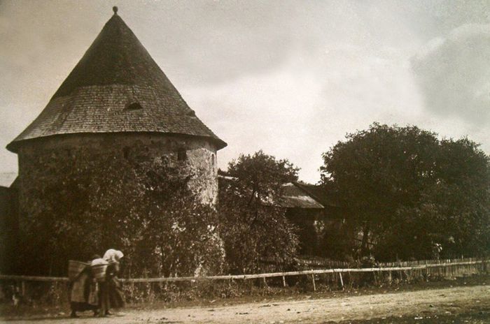 Turnul Macelarilor-1928; aici se spune ca a fost rapus Pintea viteazul in 1703,la 14 august
