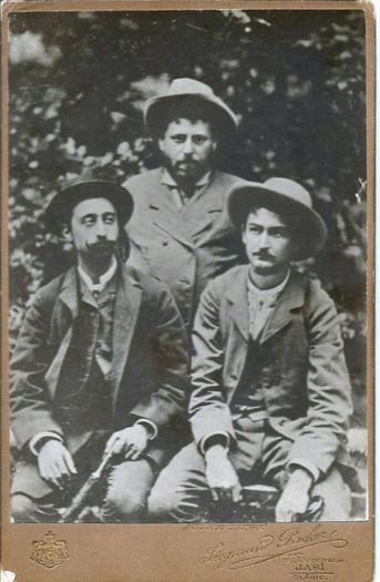 Ion Creanga -la Slanic Moldova 1885; in stg. e A.C.Cuza iar in dr. N.A.Bogdan
