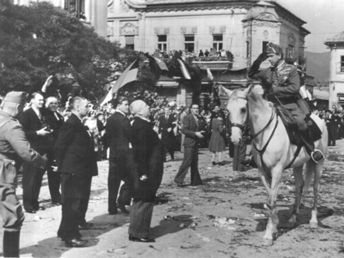 7sept.1940-intrarea armatei hortiste; primirea oficiala fiind facuta in centrul vechi al orasului de catre autoritati, in frunte cu Alexandru Rakoczi, primul dintre cei sapte primari pe care i-a avut orasul in timpul celor patru ani de oc
