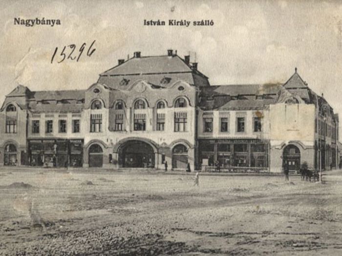 Hotel Regele Stefan 1874; In1874,primarul Fesus Menyhert,medic pasionat de arheologie,dupa26de ani in fruntea orasului,a inaugurat o cladire de lux,cu Restaurant,hotel si cazino,numita Hotelul Istvan Kiraly
