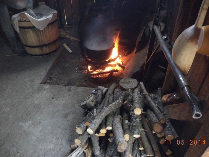 Fierbe mancarea in ceaun - Plecarea la stana in Dealul Alb Calimani 11 05 2014