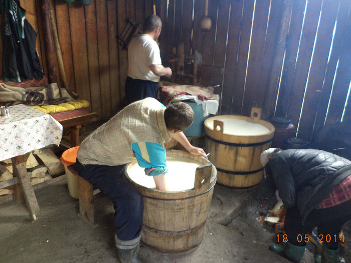 Doua budaci pline de lapte