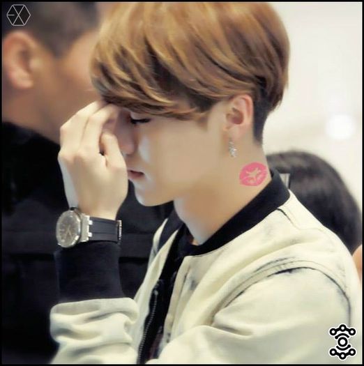 .Han| ..[ia un marker; scrie pe plasute : Pentru Ailee - de la EXO. :o3. [desc]; Aa. Le lasam aici? ..[le pune pe masuta; primeste un mesaj] &lt;3 ..[pleaca cu Lay]
