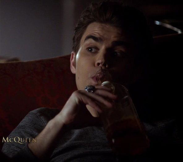 Stai muey linistit ca eu tot la sora-ta tin.. Dar la Rebekah,nu la Elijah . :))) *idem poza* *click; *lasa sticla de la gura*
