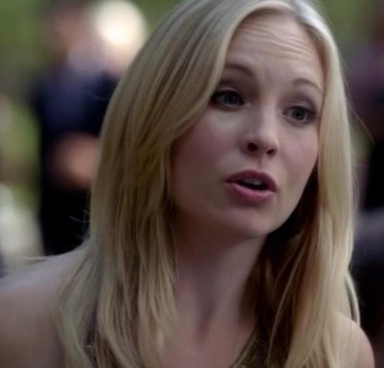 ᵔᴥᵔ - *O poate auzi pe Rebekah în schimb nu îi dă importanţă* Take it easy :)) #fane