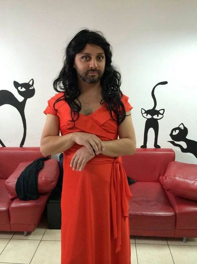 240843l-640x0-w-636bc8cf - Ovi s-a deghizat in Conchita Wurst