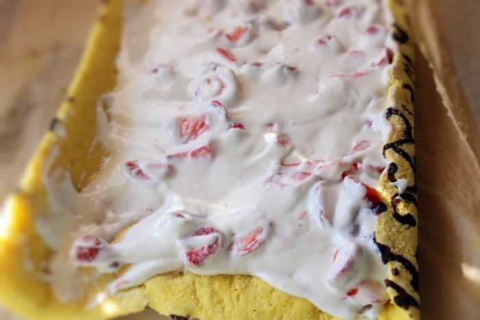 rulada-cu-capsuni - Platouri cu dulciuri