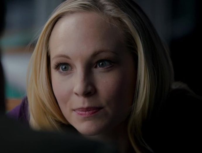 ᵔᴥᵔ -- *Intră şi se aşază pe canapea* E cineva? :D