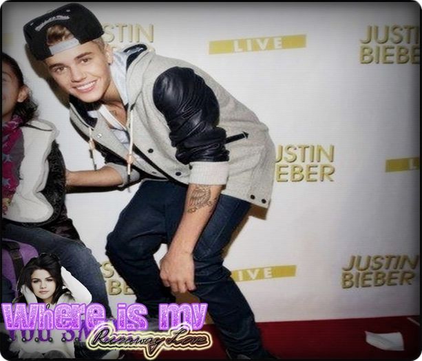 ; jason ; [trece pe acolo indreptandu-se spre scari cu o; doza de bere in mana ; se uita la ei ; striga ]E mama acasa??
