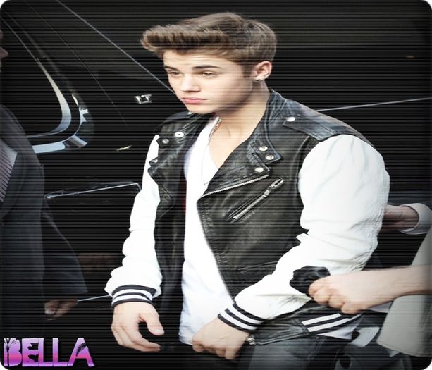 ; jason ; oh really ? [se duce in spatele canapelei ; o sare un fel ;asezandu-se; intre ei ; i-a telecomanda si da pe post de ala plus 18 ; ] asta da film ;> [se uita asa atent]
