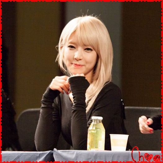 Ͼ .. Una..sigur da.. -,-..:)) [se aseaza pe canapea] Incepe sa fie cald.. >-< - ix __ Episodul 061 __ xi