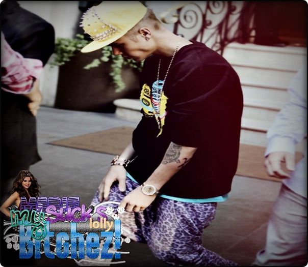 ; justin ; [intra in clasa si se opreste imd ce ii vede - 1st Chapter