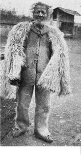 Sat Sugatag 1923; Todor Tincu,ultimul haiduc al Maramuresului,fotografiat cind avea 93 de ani,purtind costumul de panura
