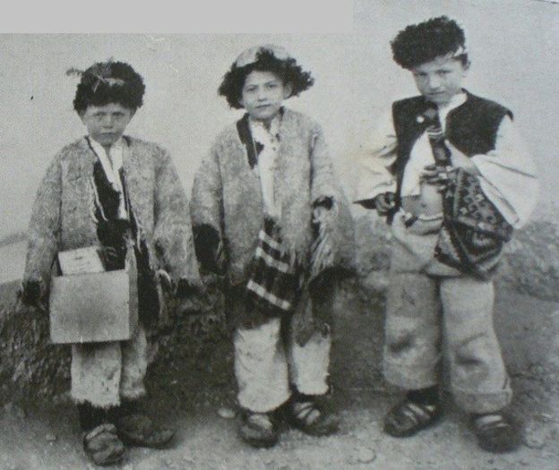 Sat Sugatag 1929; cu ghiozdanul de lemn la scoala
