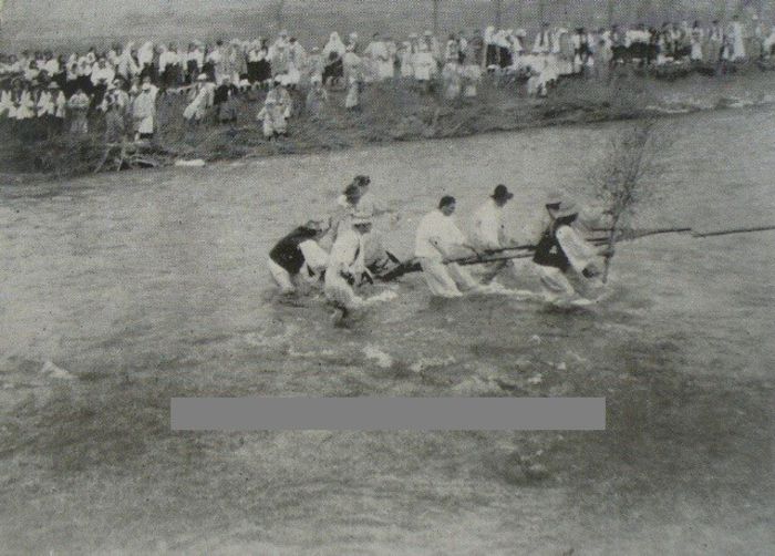 Sat Sugatag 1928; Traversarea Marei cu Boii Sangeorzului;obiceiul a persistat Pina la sfirsitul anilor 1960,cind a fost rebotezat Tanjaua,transformat in Festival si mutat pe micul piriu Darasca de la Hoteni
